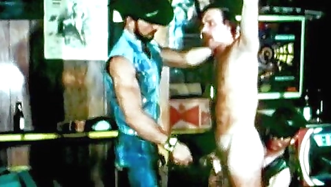 Sexy young dotchio chestnutly shows off her feet in the park